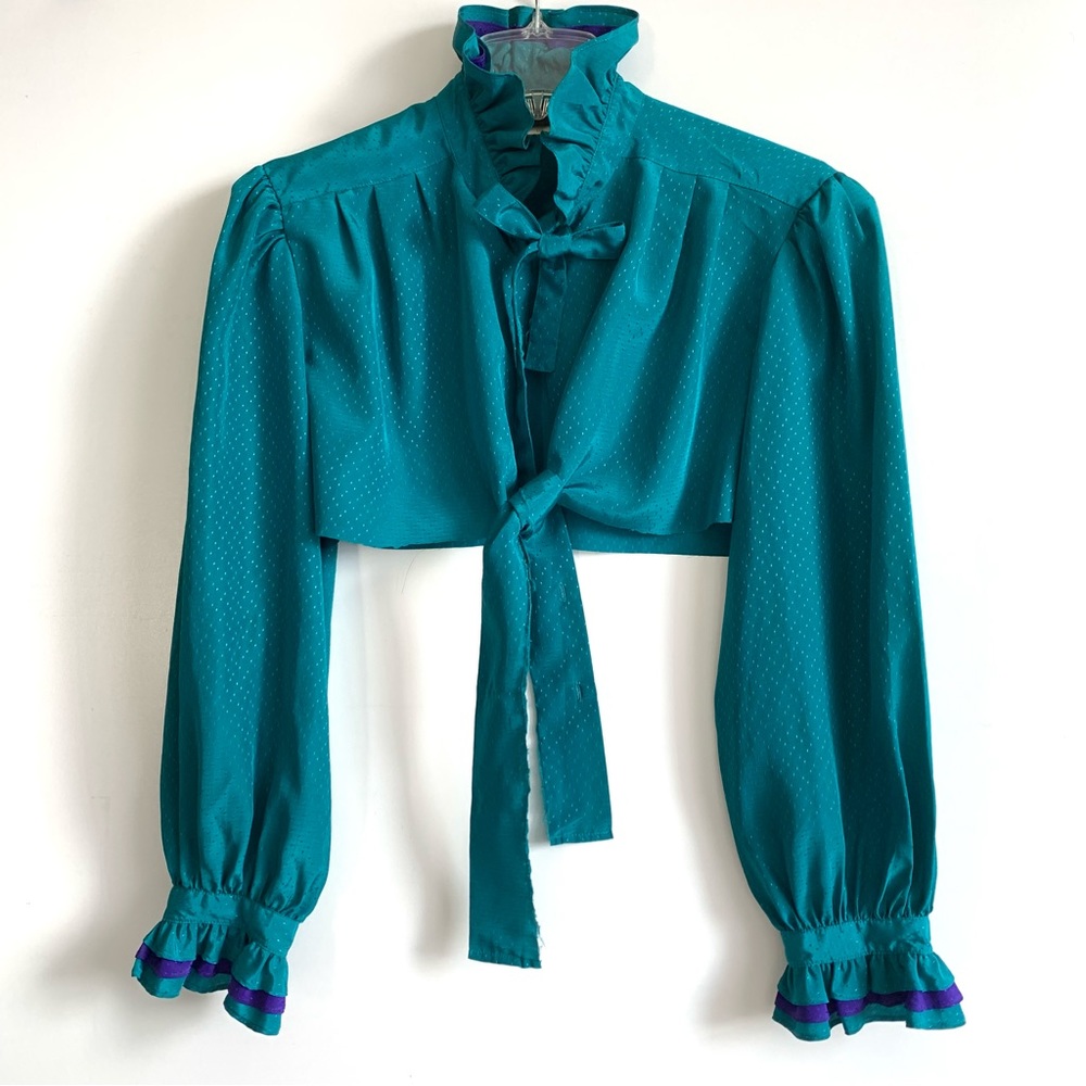 m(*- -*)m

Vintage Pierre Cardin Cropped Silky Ruffle Blouse